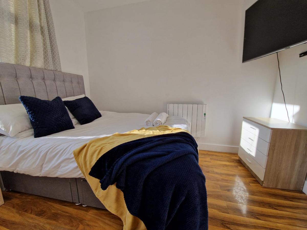 Flat 5. Modern Studio Apartment, Tynte Hotel, Mountain Ash Quakers Yard Экстерьер фото