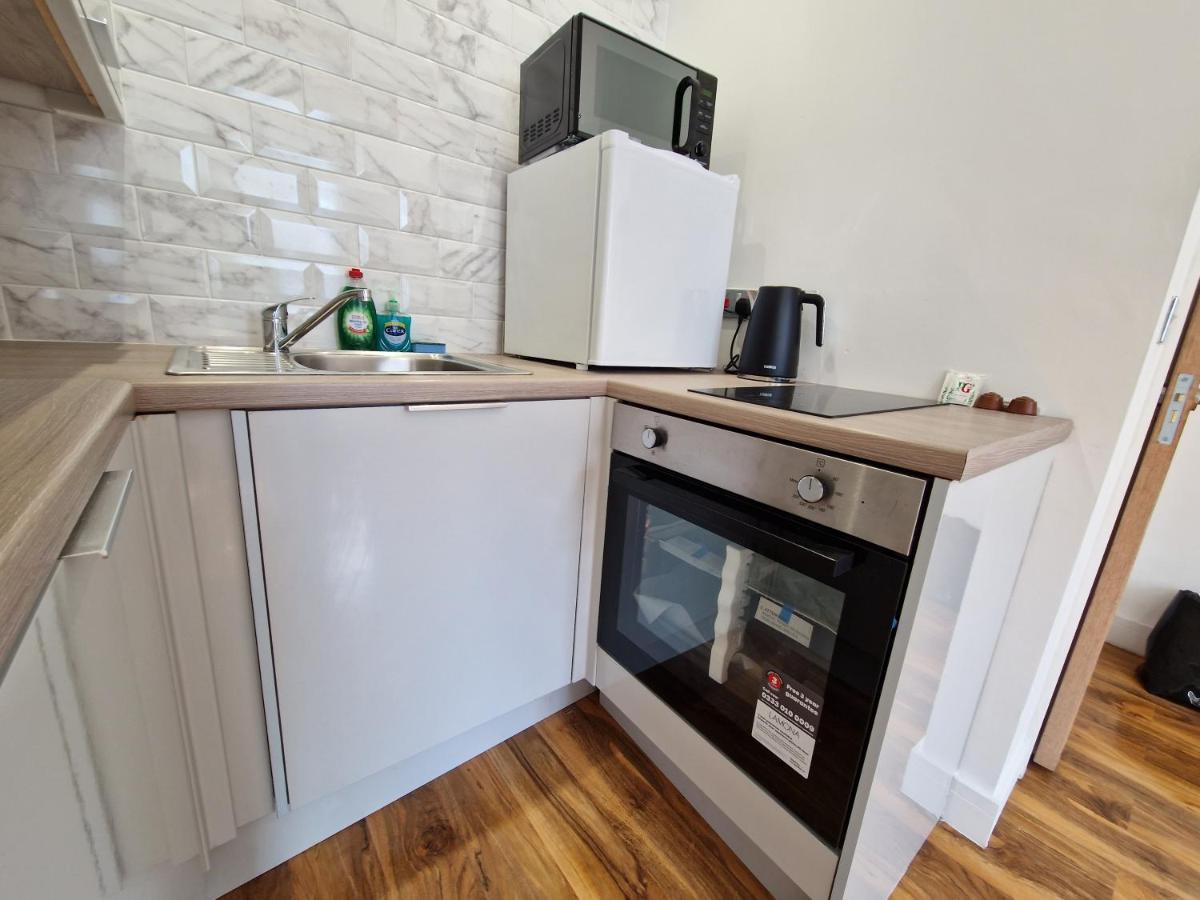 Flat 5. Modern Studio Apartment, Tynte Hotel, Mountain Ash Quakers Yard Экстерьер фото
